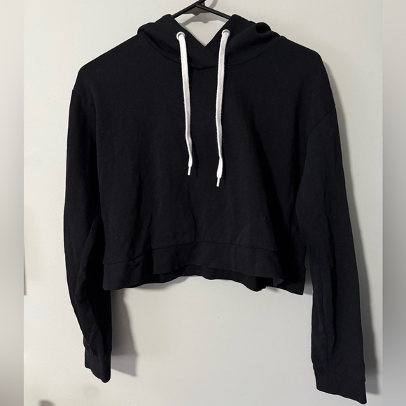H&M Tops - H&M Divided Black Cropped Sweatshirt